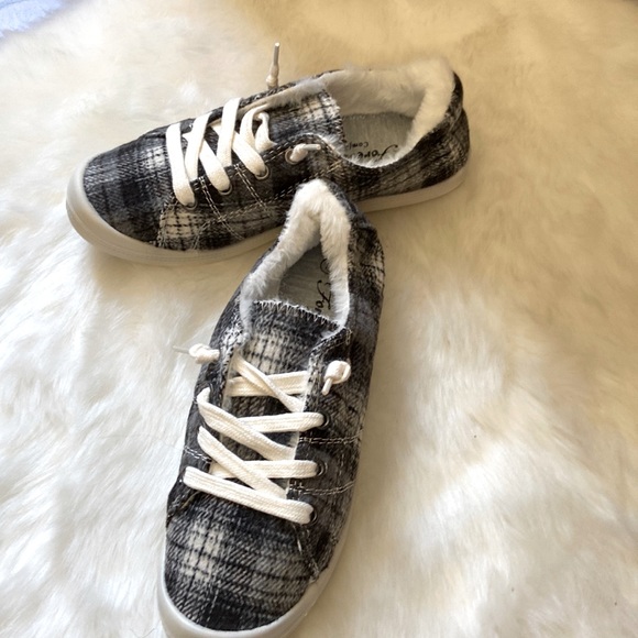 🆕 Black plaid comfort faux fur-lined sneakers in size 7.5 - Picture 1 of 6